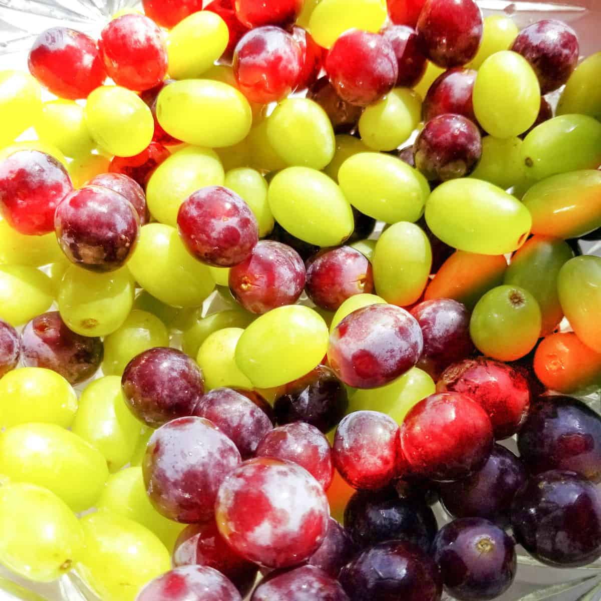 Red and green grapes.