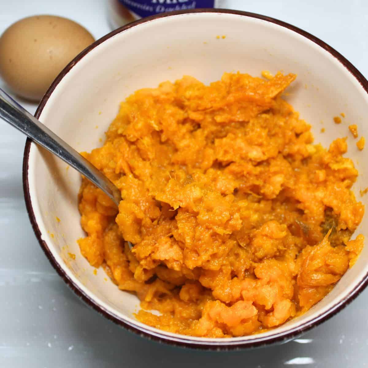 Mashed potatoes in a bowl.