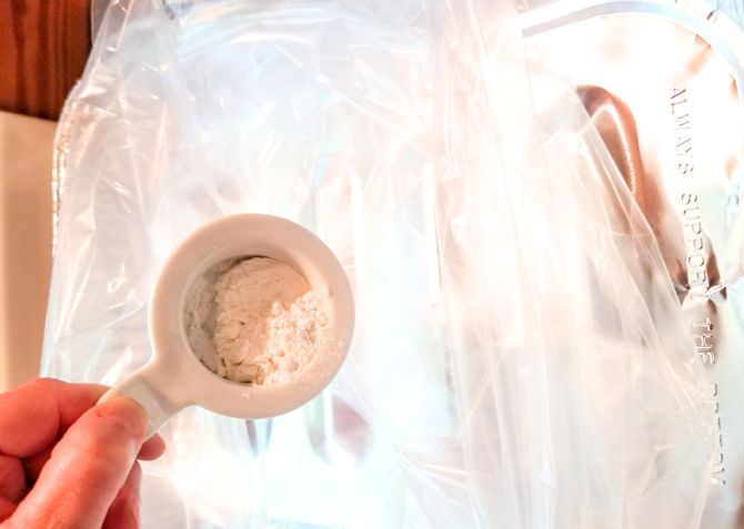 Preparing the oven bag with flour.